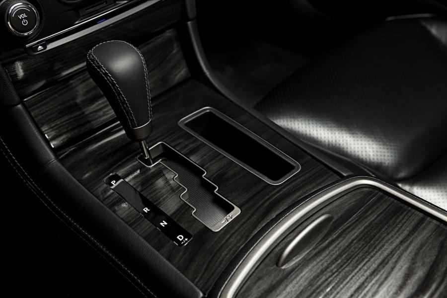 Детали интерьера Chrysler 300C John Varvatos Limited Edition (LX2) 2013 года  (фото 9 из 27)